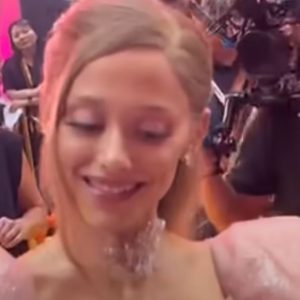 Ariana Grande signing fans pictures at the BAFTA’s – and everyone is saying the same thing