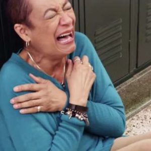 SICK TEACHER WALKS INTO SCHOOL—AND COLLAPSES WHEN SHE SEES WHO’S WAITING