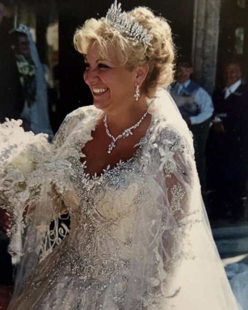 Sassy Mom Seeks Attention by Wearing a White Dress to Her Daughter’s Wedding – But the Bride Outsmarts Her Perfectly