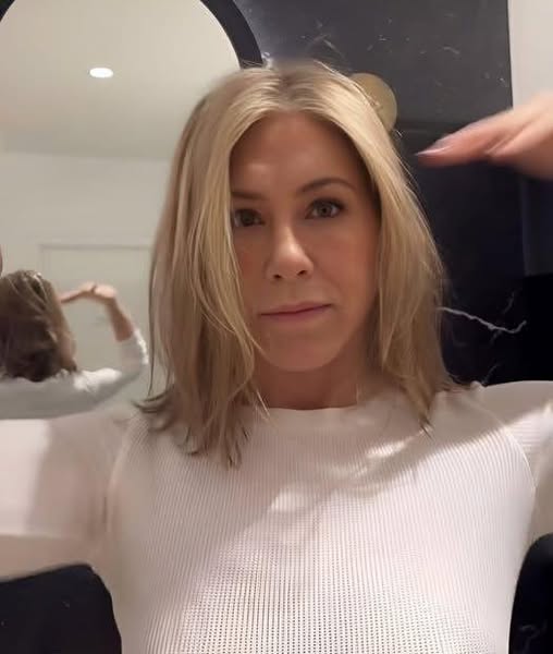 Jennifer Aniston Suffers Wardrobe Slip — Fans Can’t Stop Talking!