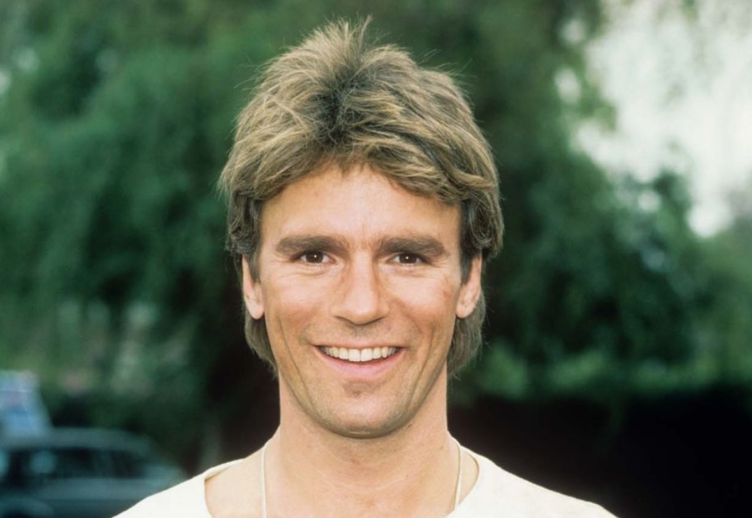 Can You Guess Who He Is? A Rare Candid Photo of a Legendary TV Actor